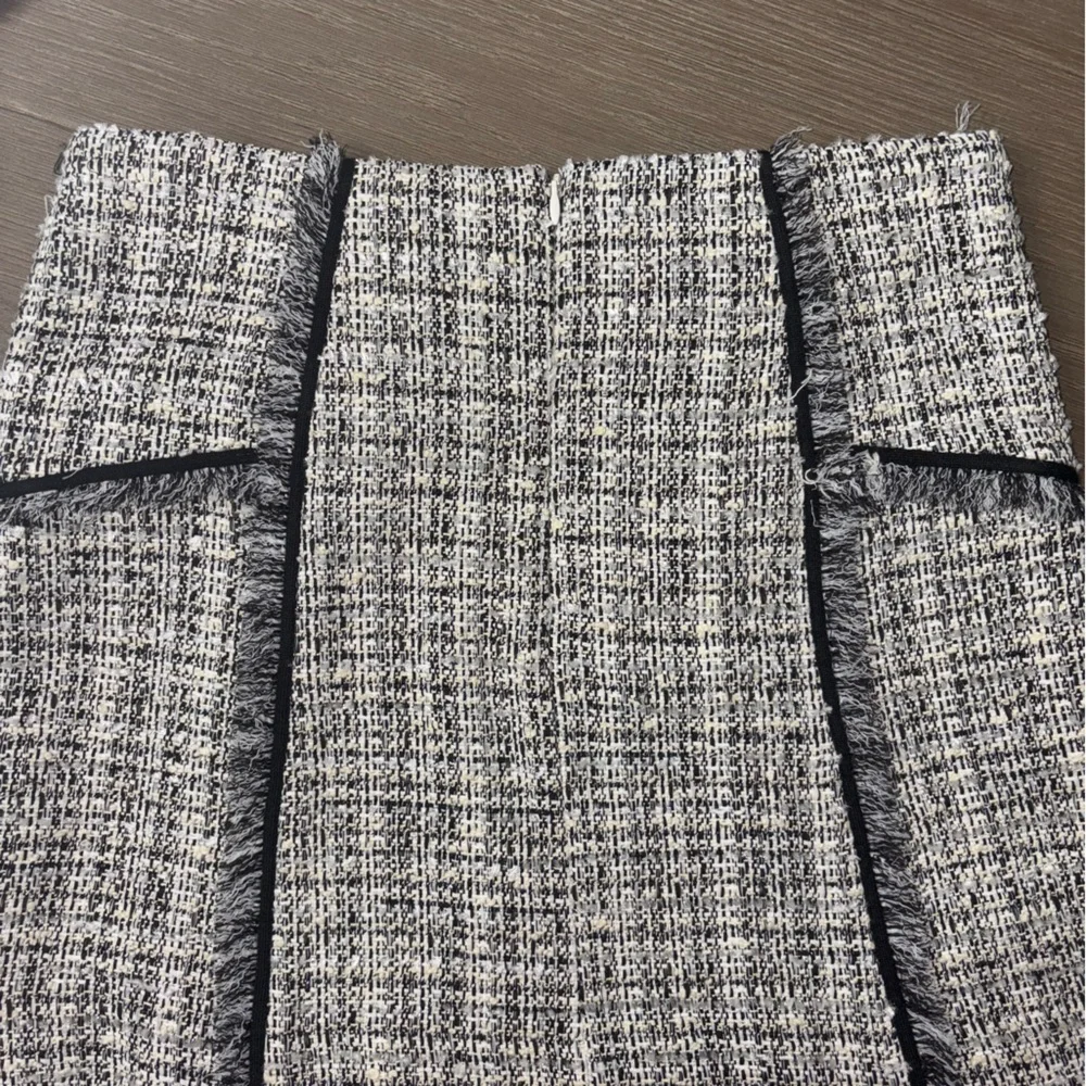 Never Worn Veronica Beard Monochrome Tweed Pencil Skirt - Picture 3 of 5